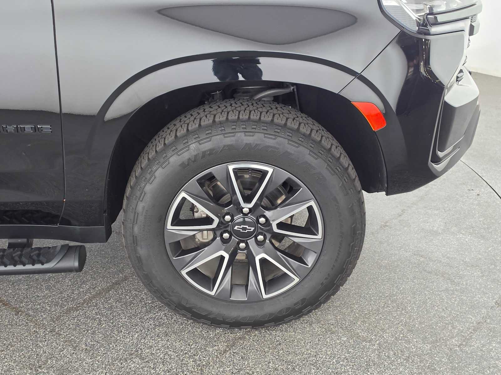 Used 2022 Chevrolet Tahoe Z71 w/ Z71 Off-Road Package AWD/4WD image 9