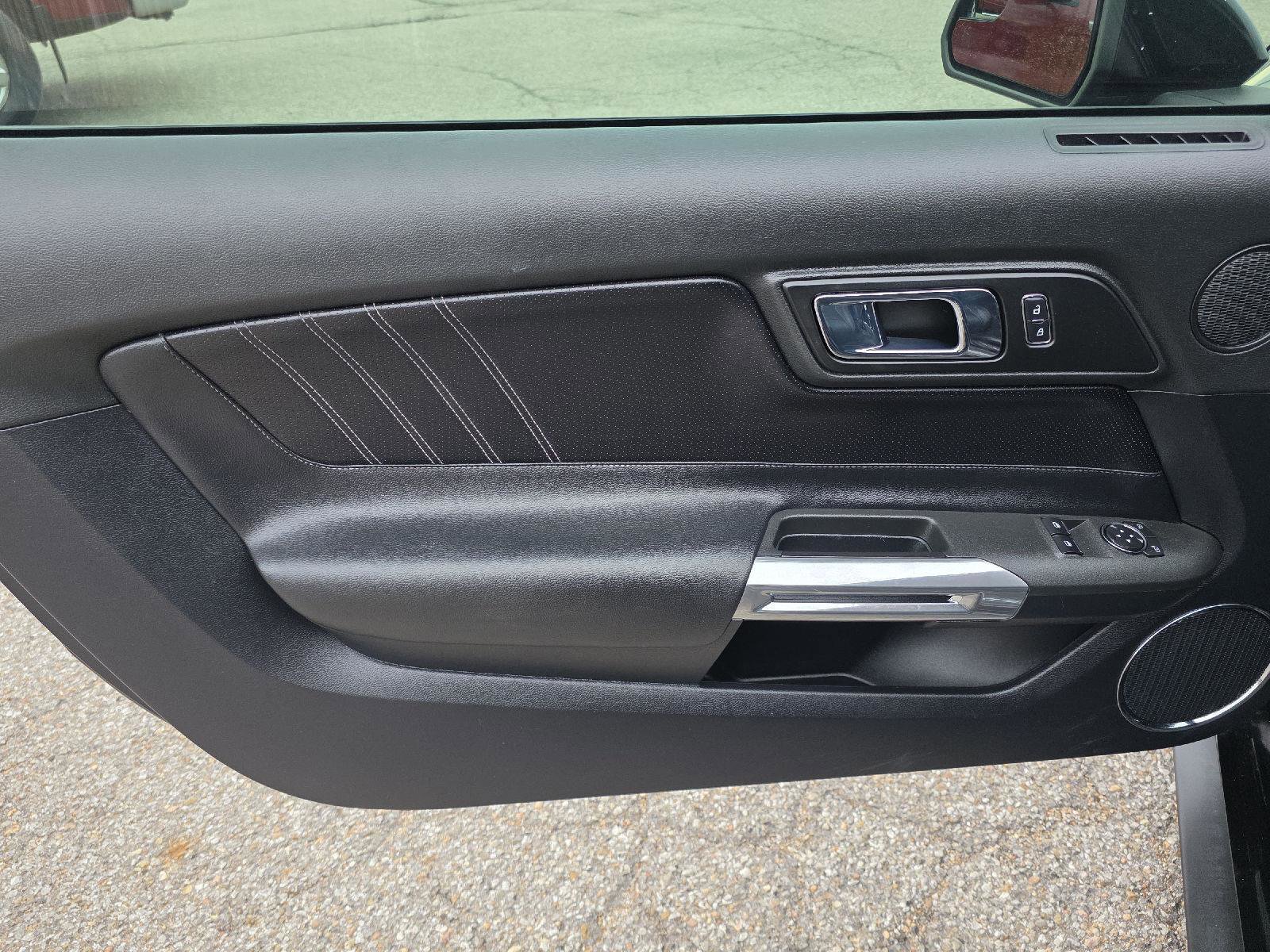 Used 2015 Ford Mustang Premium image 27