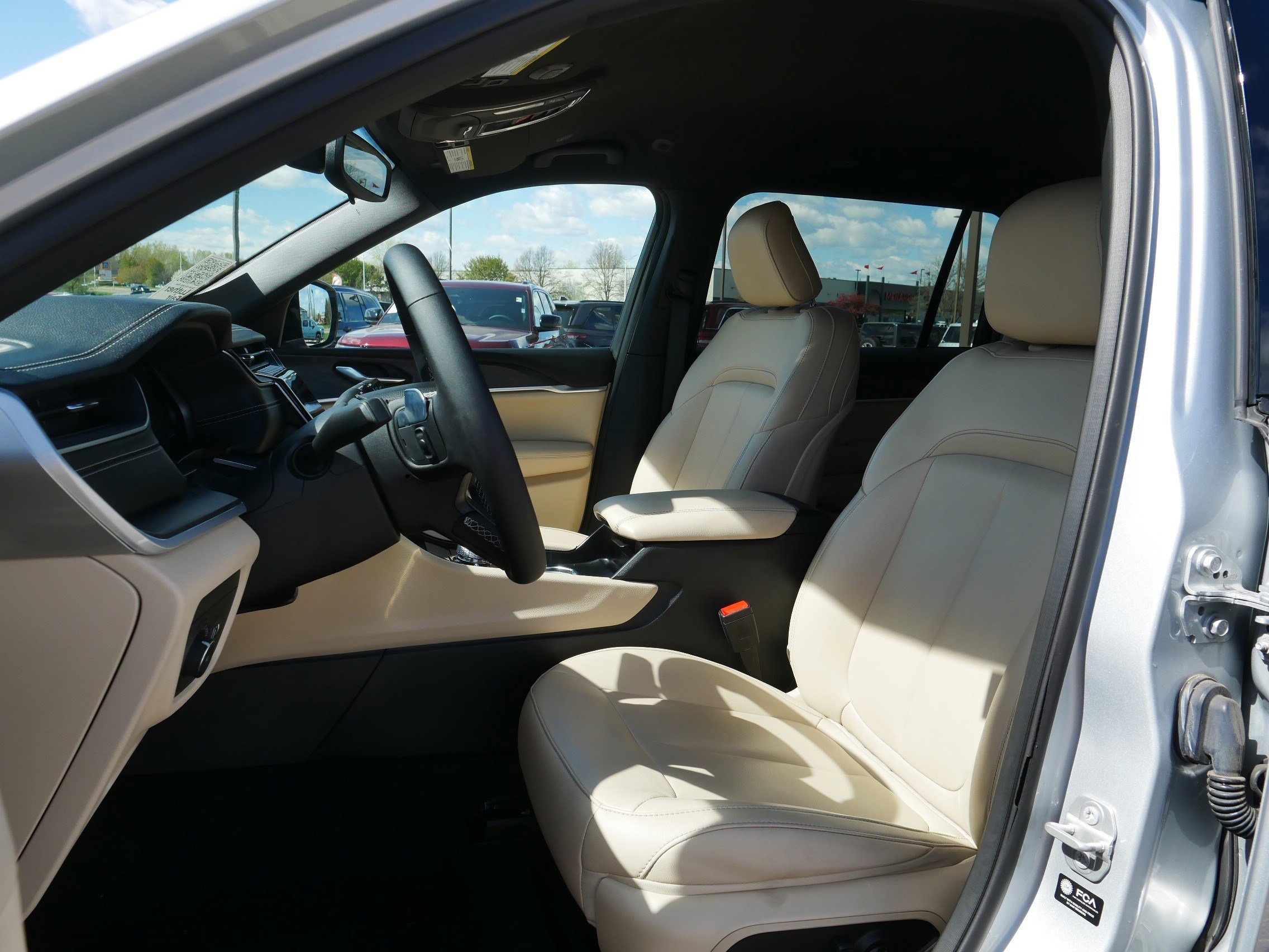 Used 2024 Jeep Grand Cherokee L Limited w/ Black Appearance Package AWD/4WD image 34