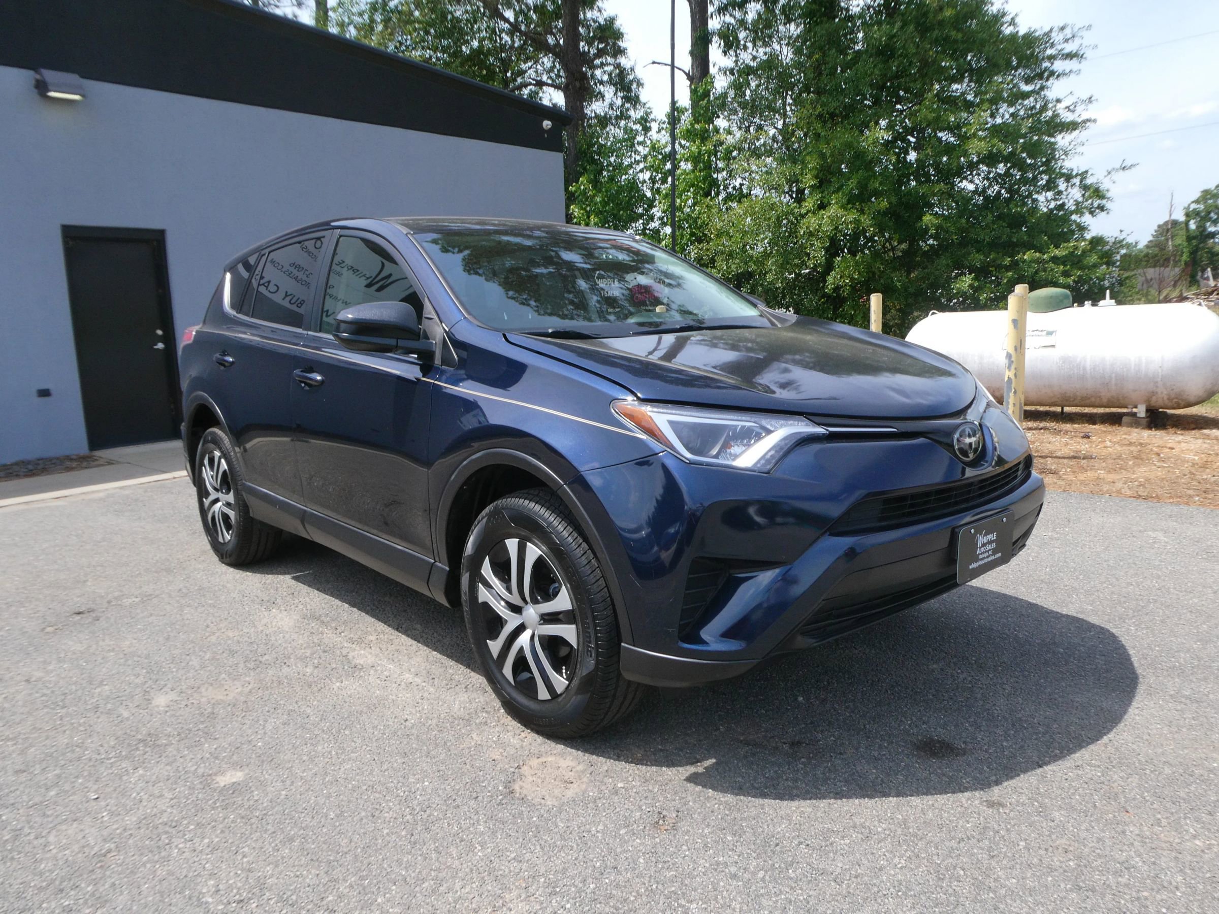 Used 2018 Toyota RAV4 LE AWD/4WD image 3