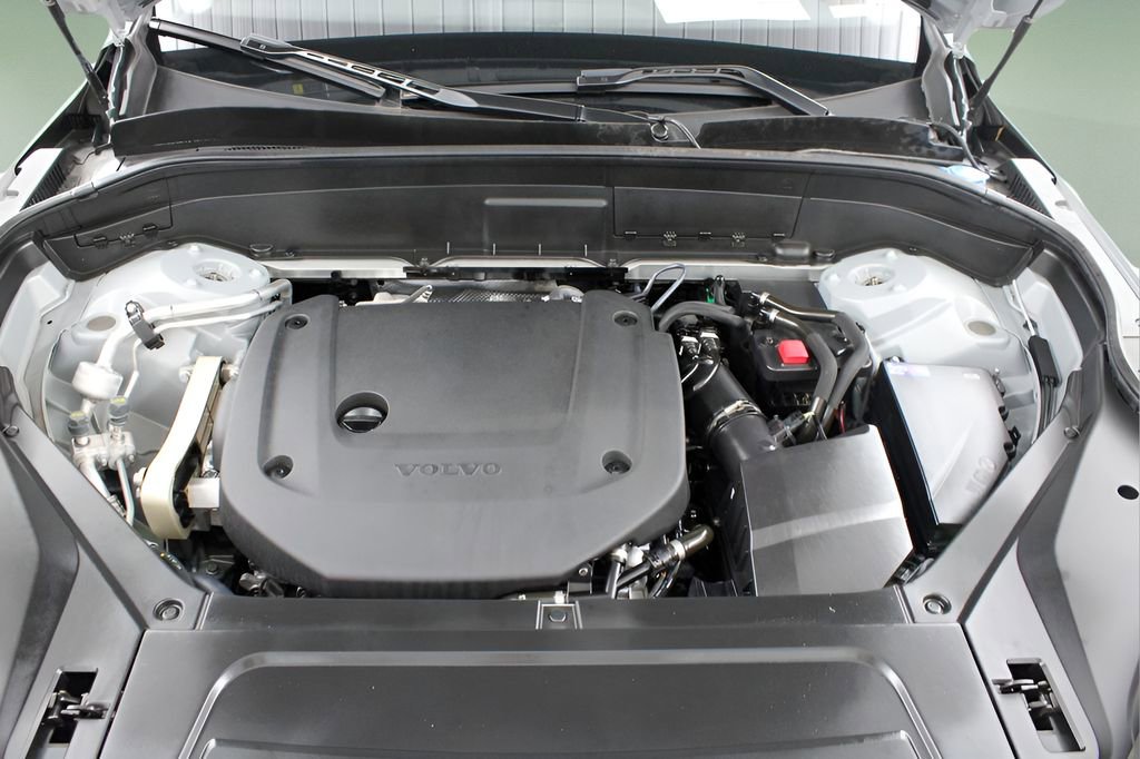 Certified 2025 Volvo XC90 B6 Plus image 33