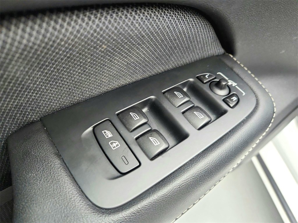 Used 2019 Volvo S60 T6 R-Design image 21