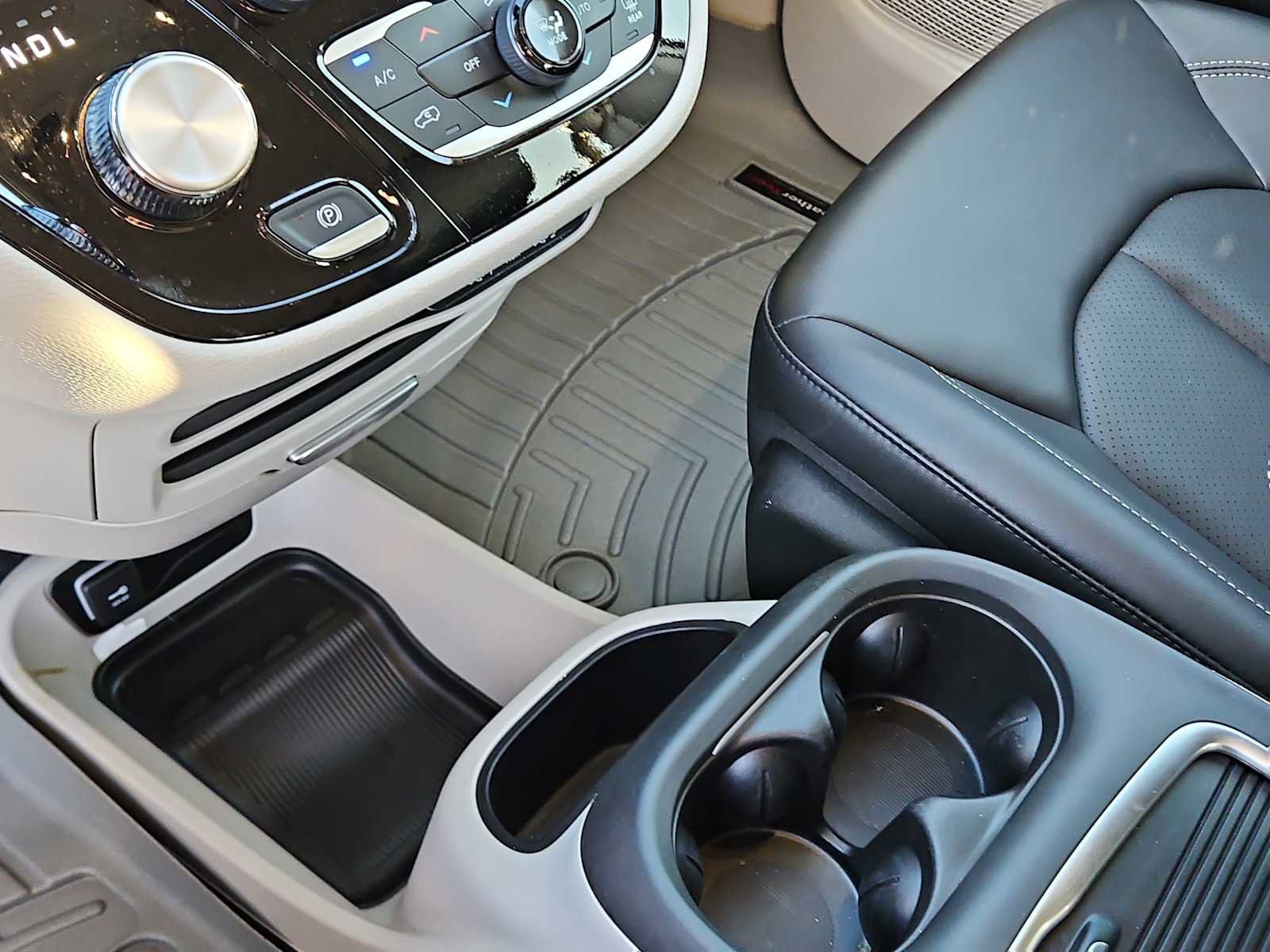 Used 2024 Chrysler Pacifica Touring-L image 20