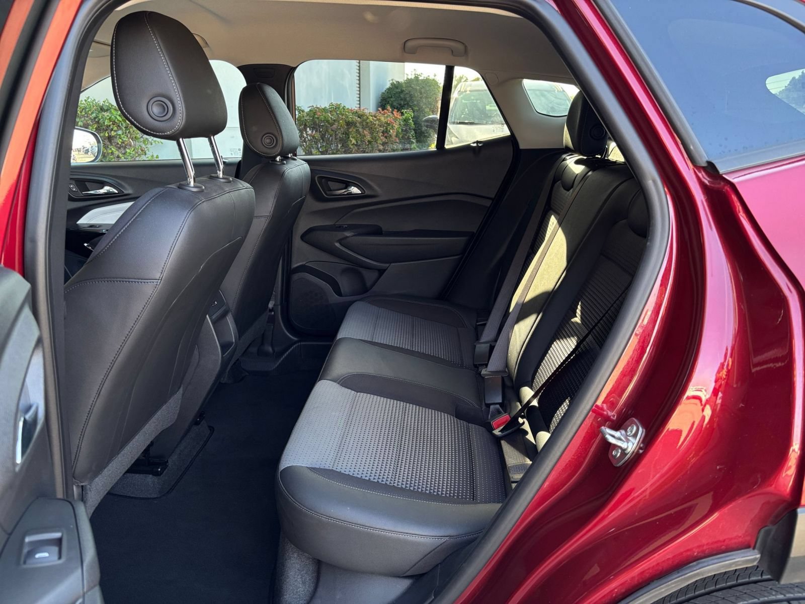 Used 2025 Chevrolet Trax LT FWD image 46