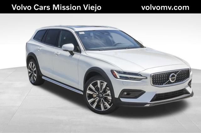 New 2025 Volvo V60 B5 Cross Country Ultra w/ Climate Package