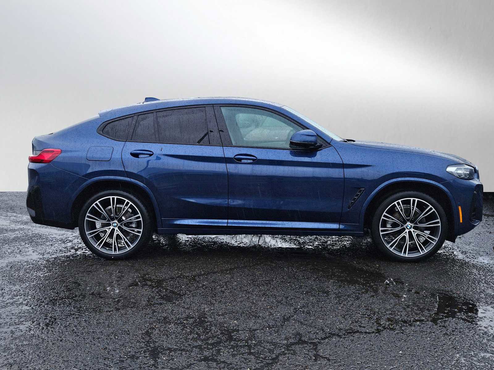 Used 2025 BMW X4 xDrive30i w/ Premium Package image 2