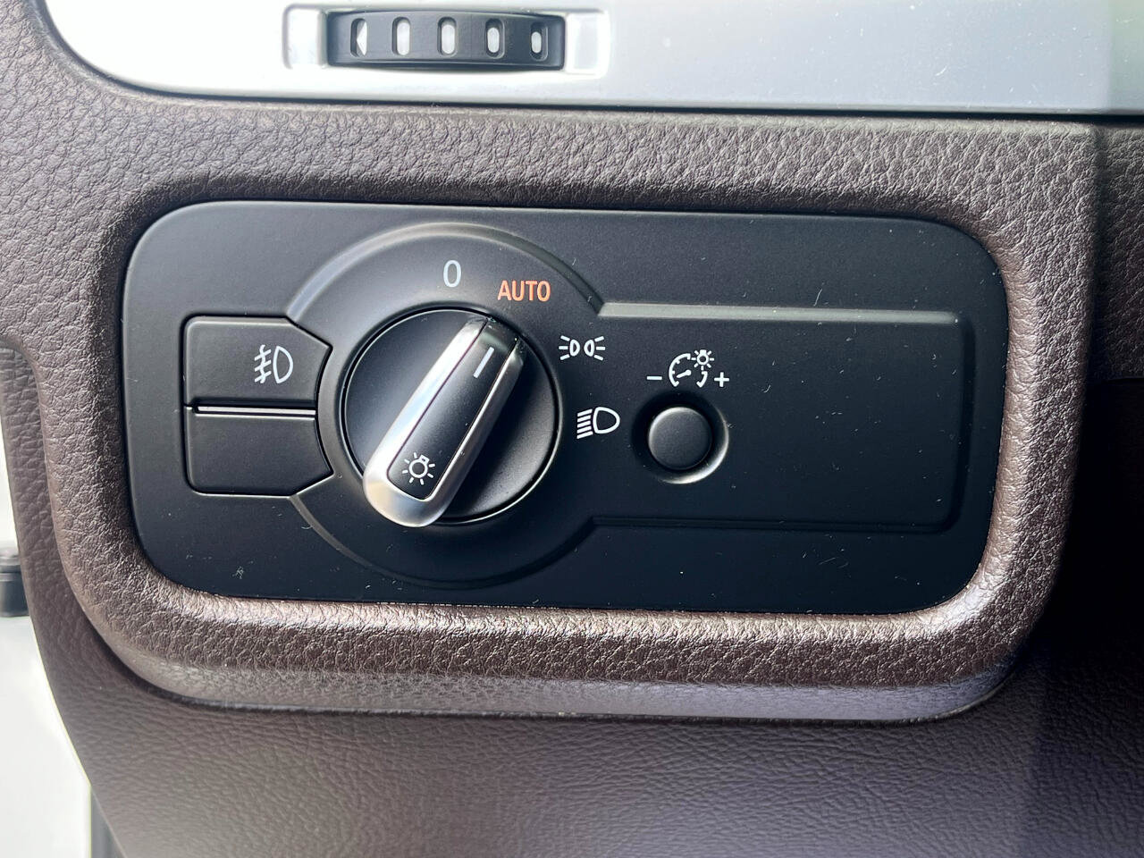 Used 2012 Volkswagen Touareg Hybrid image 25