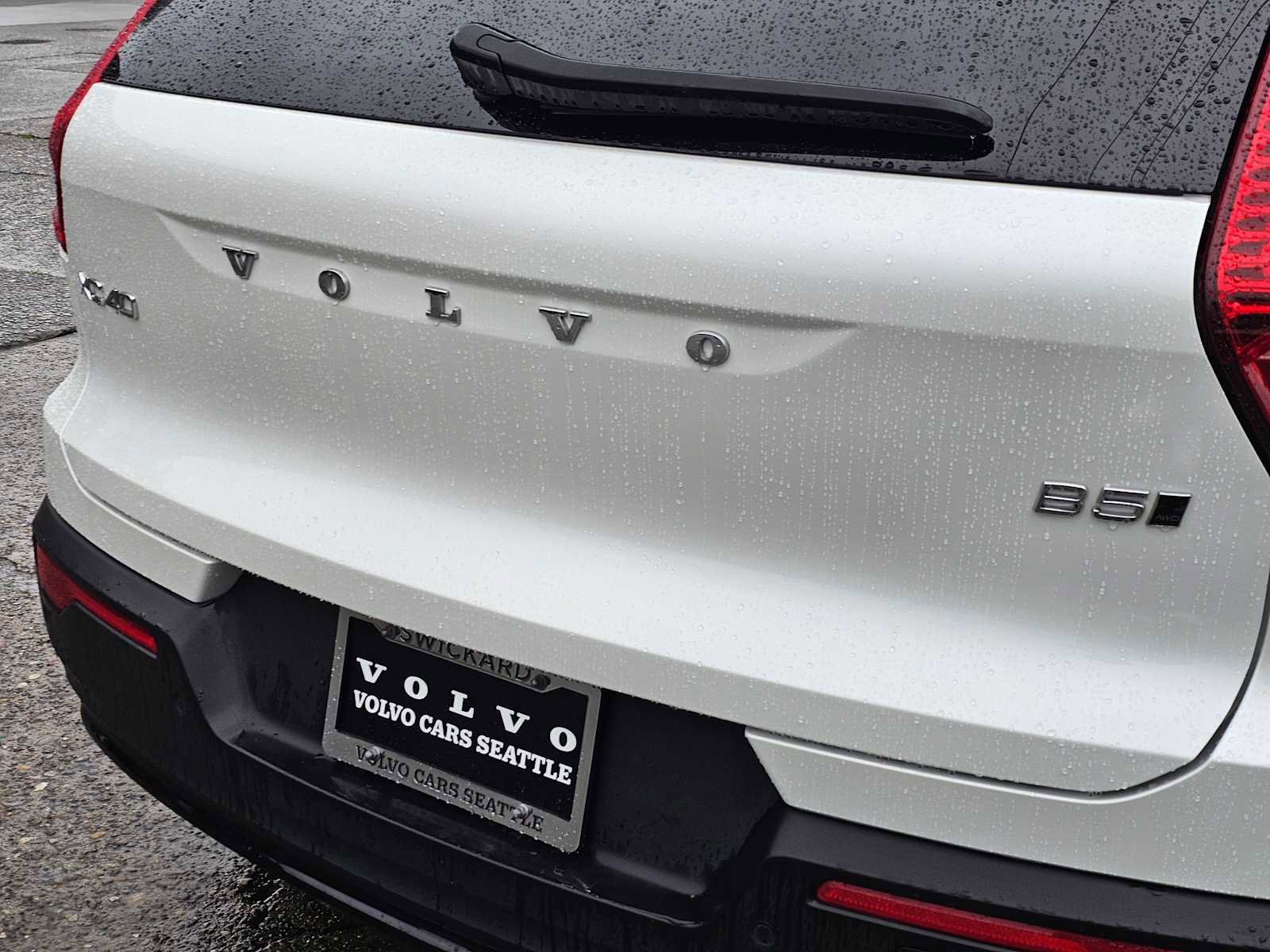 Certified 2024 Volvo XC40 B5 Ultimate w/ Protection Package Premier image 16