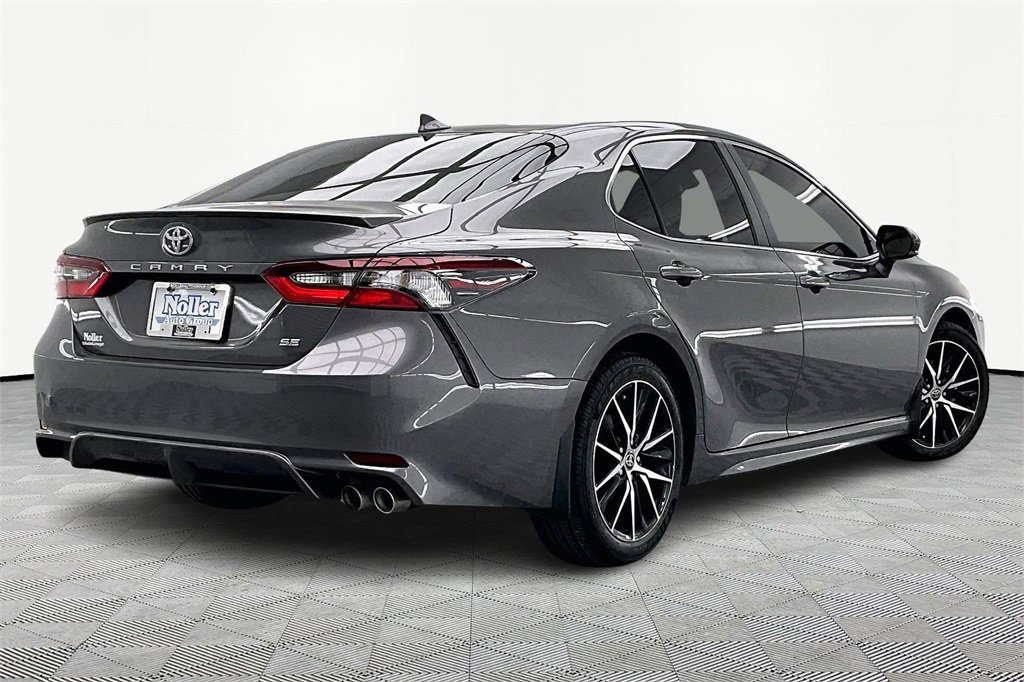 Used 2023 Toyota Camry SE image 2