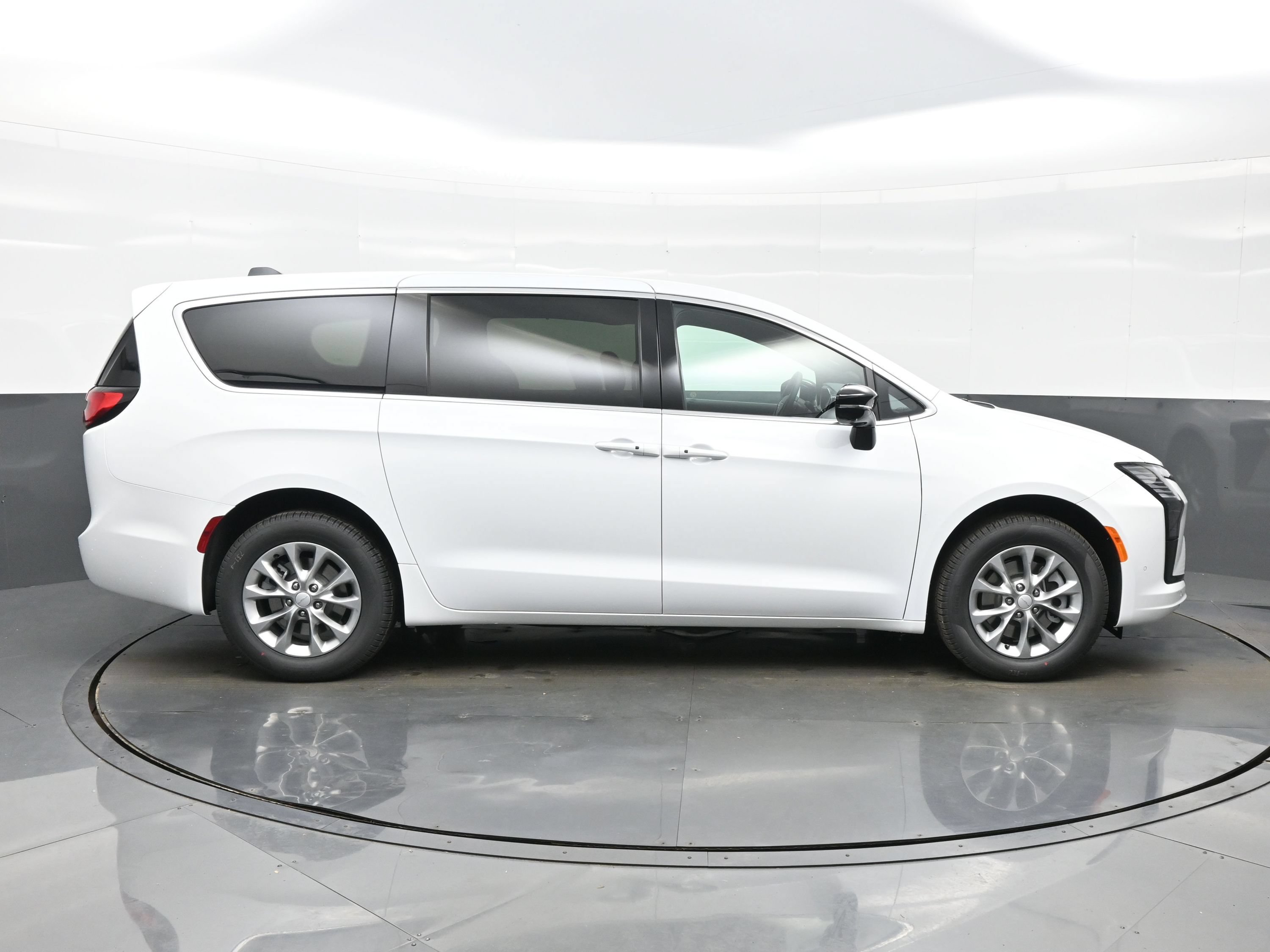 New 2027 Chrysler Pacifica Select AWD/4WD image 10