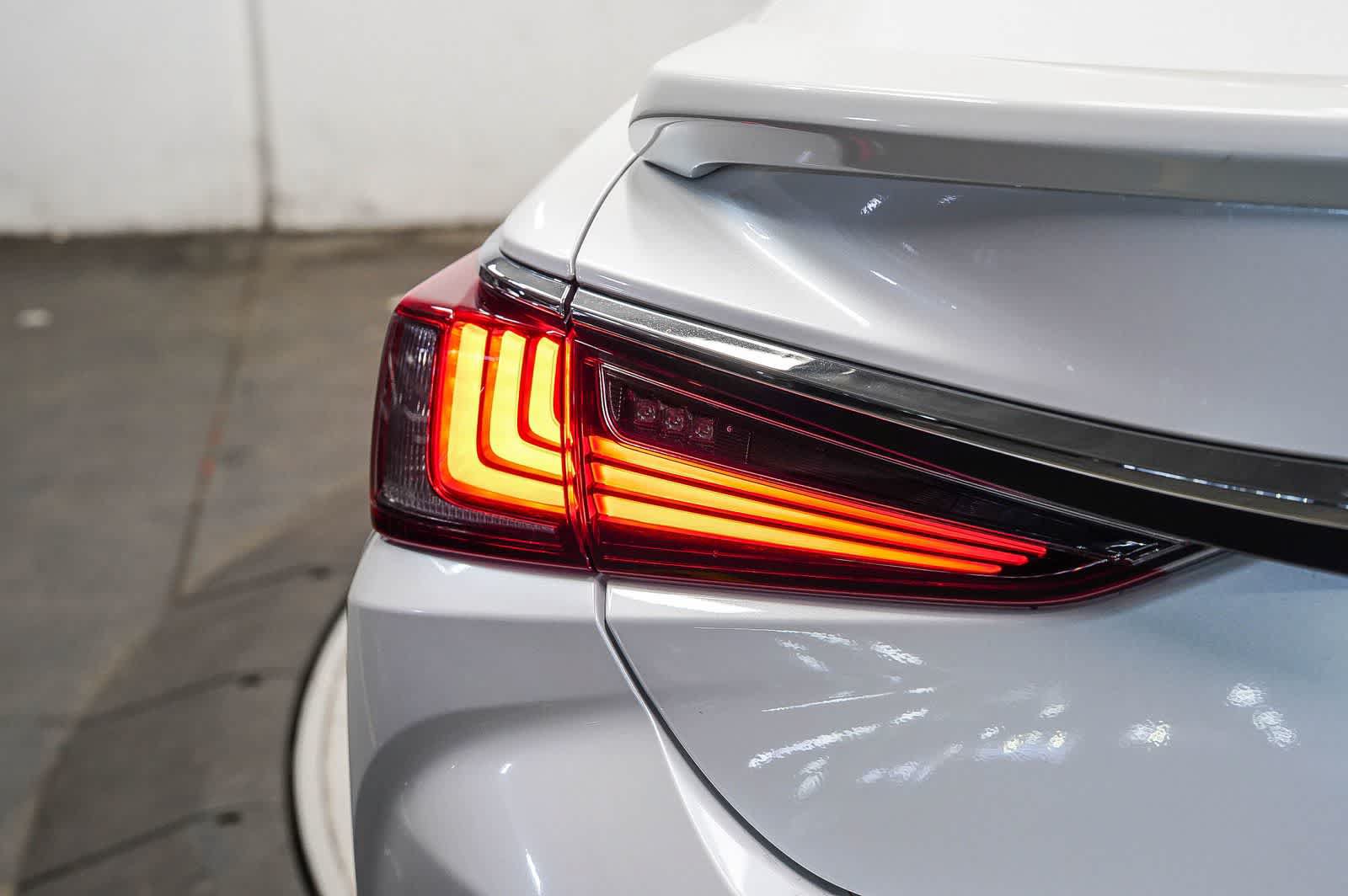 Used 2025 Lexus ES 300h w/ Premium Package FWD image 11