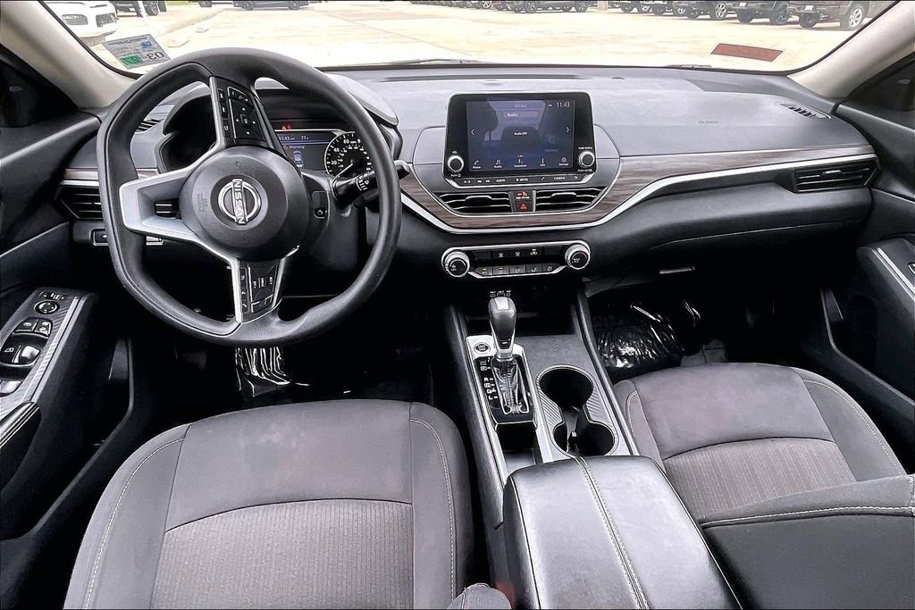 Used 2025 Nissan Altima 2.5 SV image 15