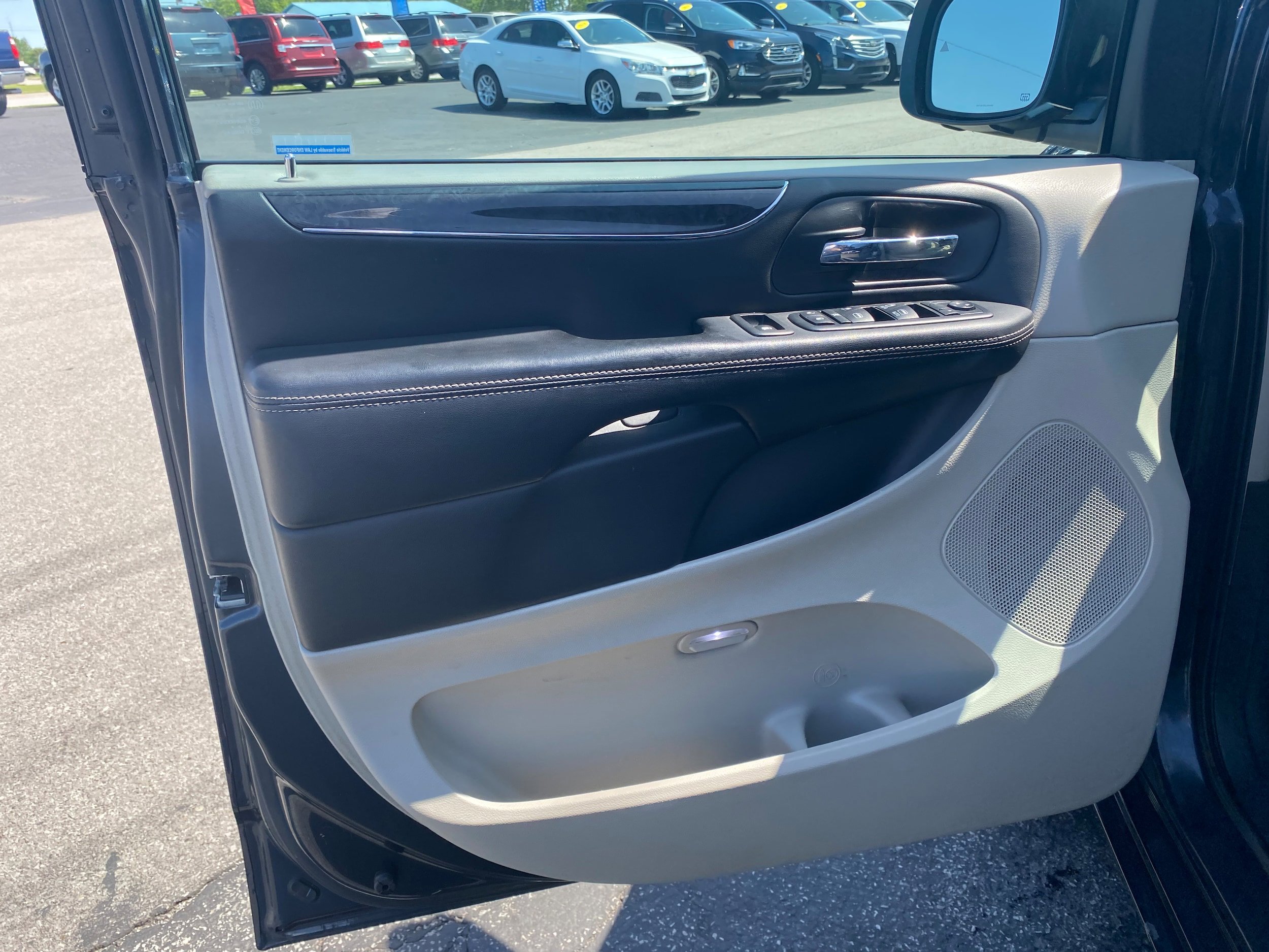 Used 2014 Chrysler Town & Country Touring-L w/ Driver Convenience Group FWD image 9