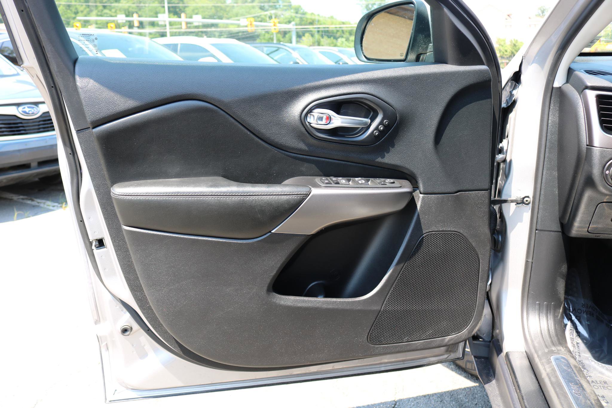 Used 2020 Jeep Cherokee Limited image 13