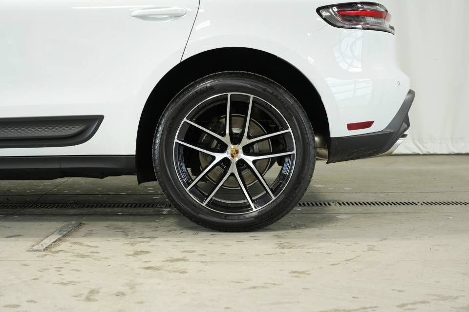 Certified 2025 Porsche Macan AWD/4WD image 42