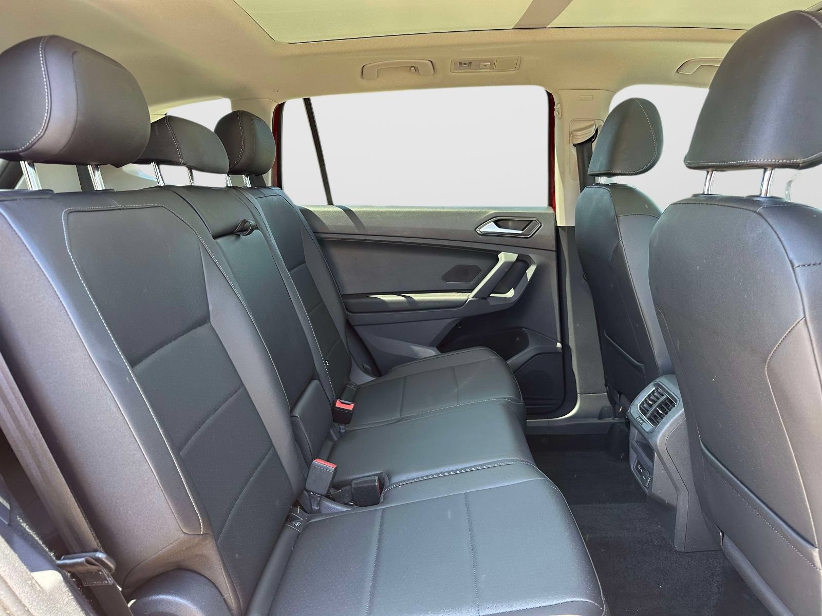 Used 2018 Volkswagen Tiguan SE w/ Panoramic Sunroof Package FWD image 11