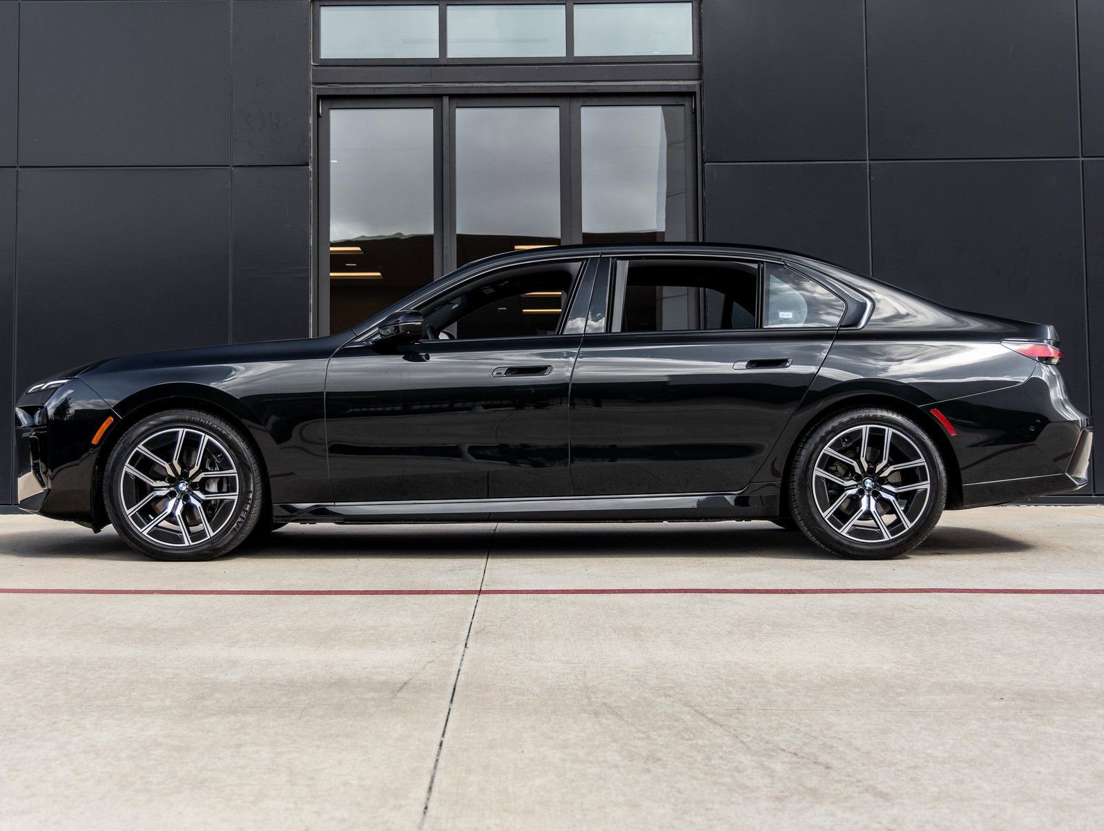 Used 2024 BMW 740i image 9