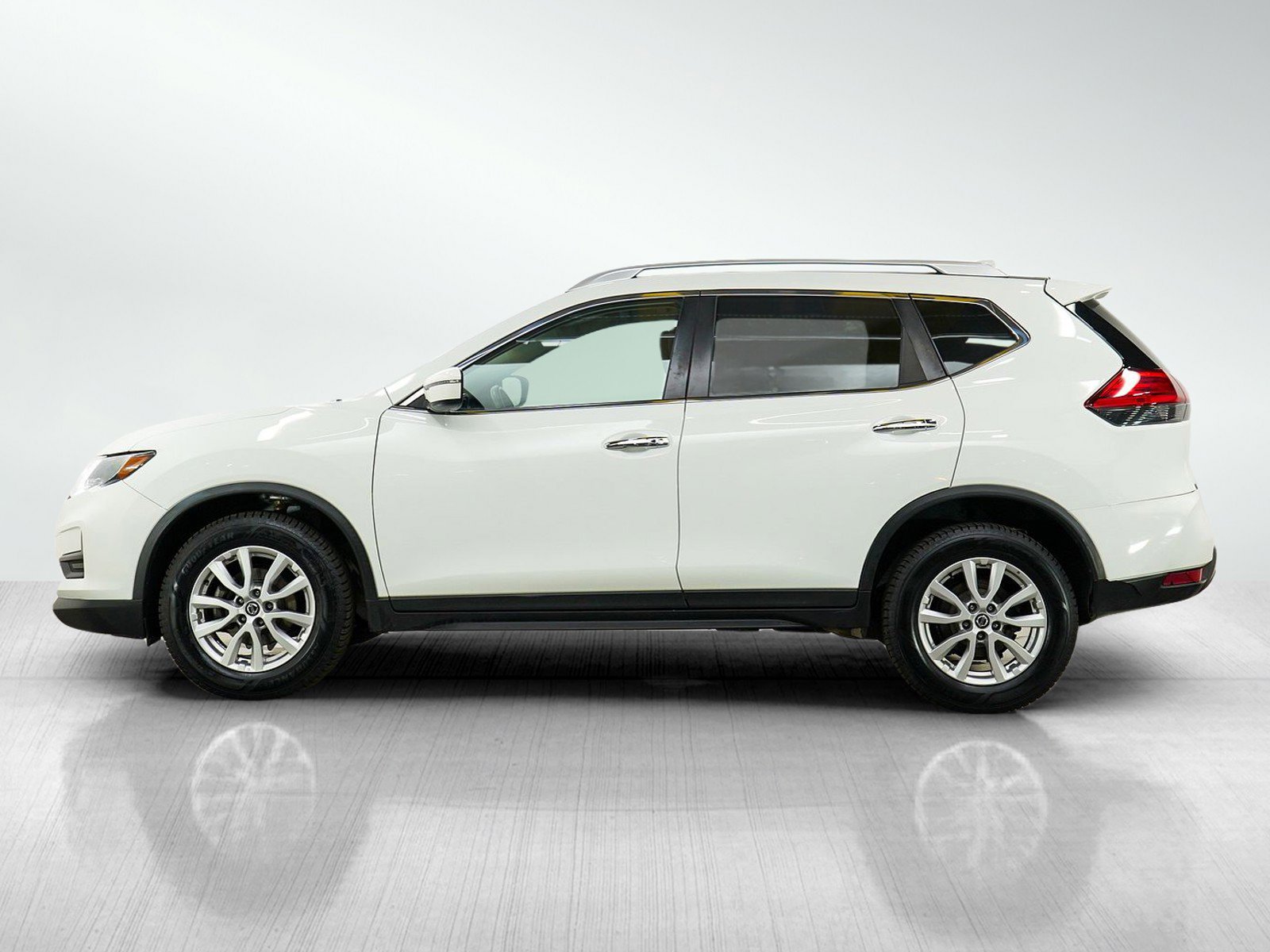Used 2017 Nissan Rogue SV AWD/4WD image 2