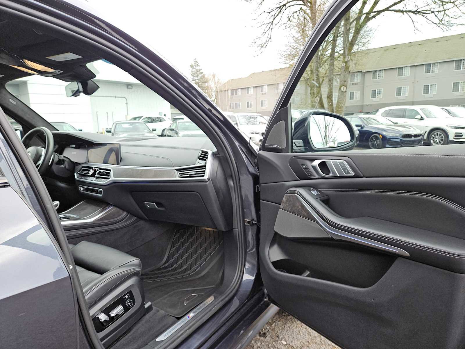 Used 2019 BMW X7 xDrive50i w/ M Sport Package image 10