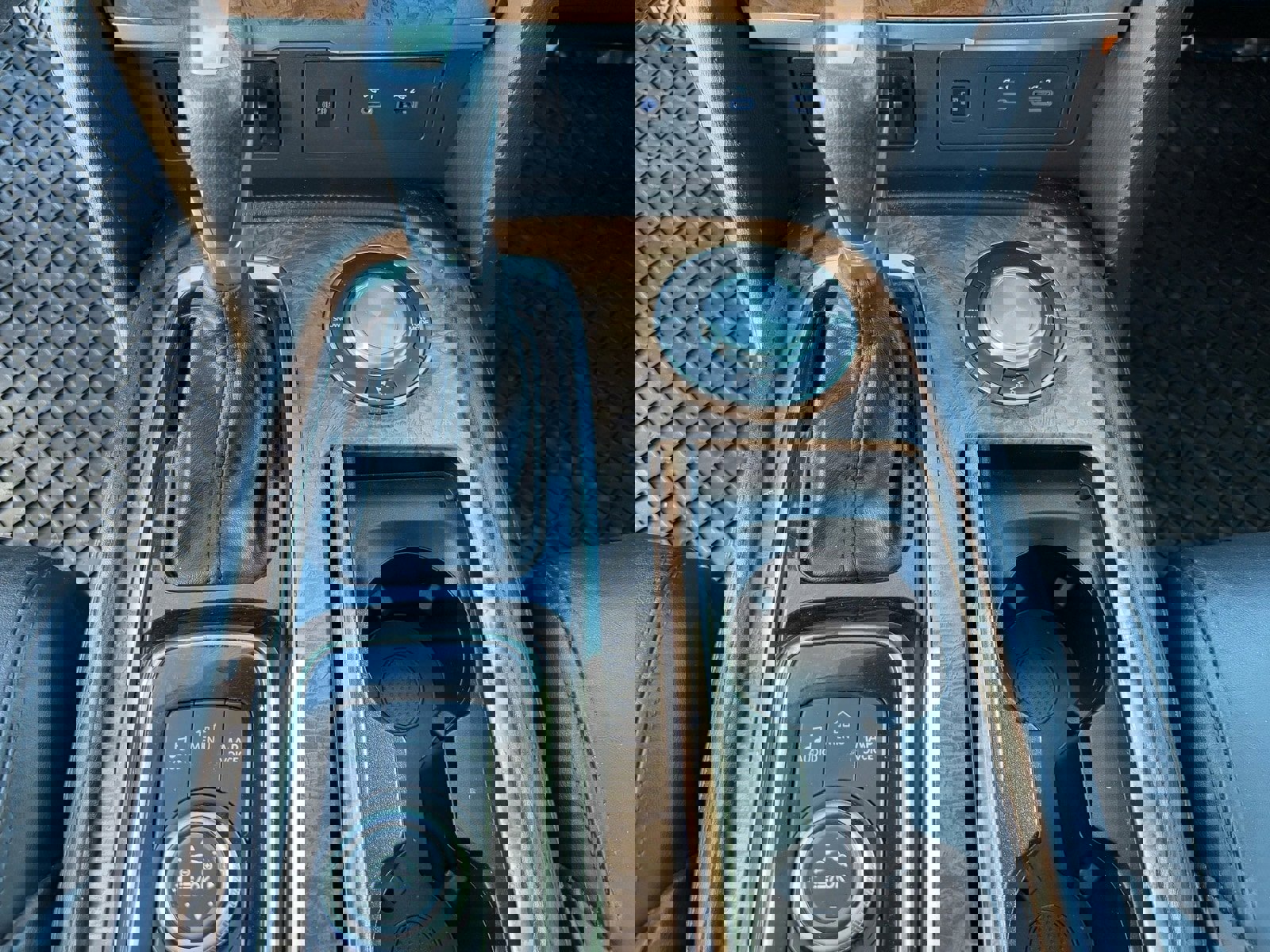 Used 2021 Nissan Armada SL w/ Captain's Chairs Package image 27