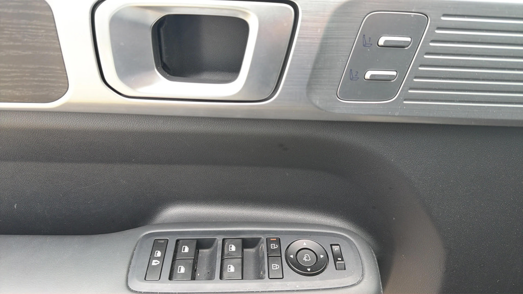Used 2025 Hyundai Santa Fe Limited AWD/4WD image 21