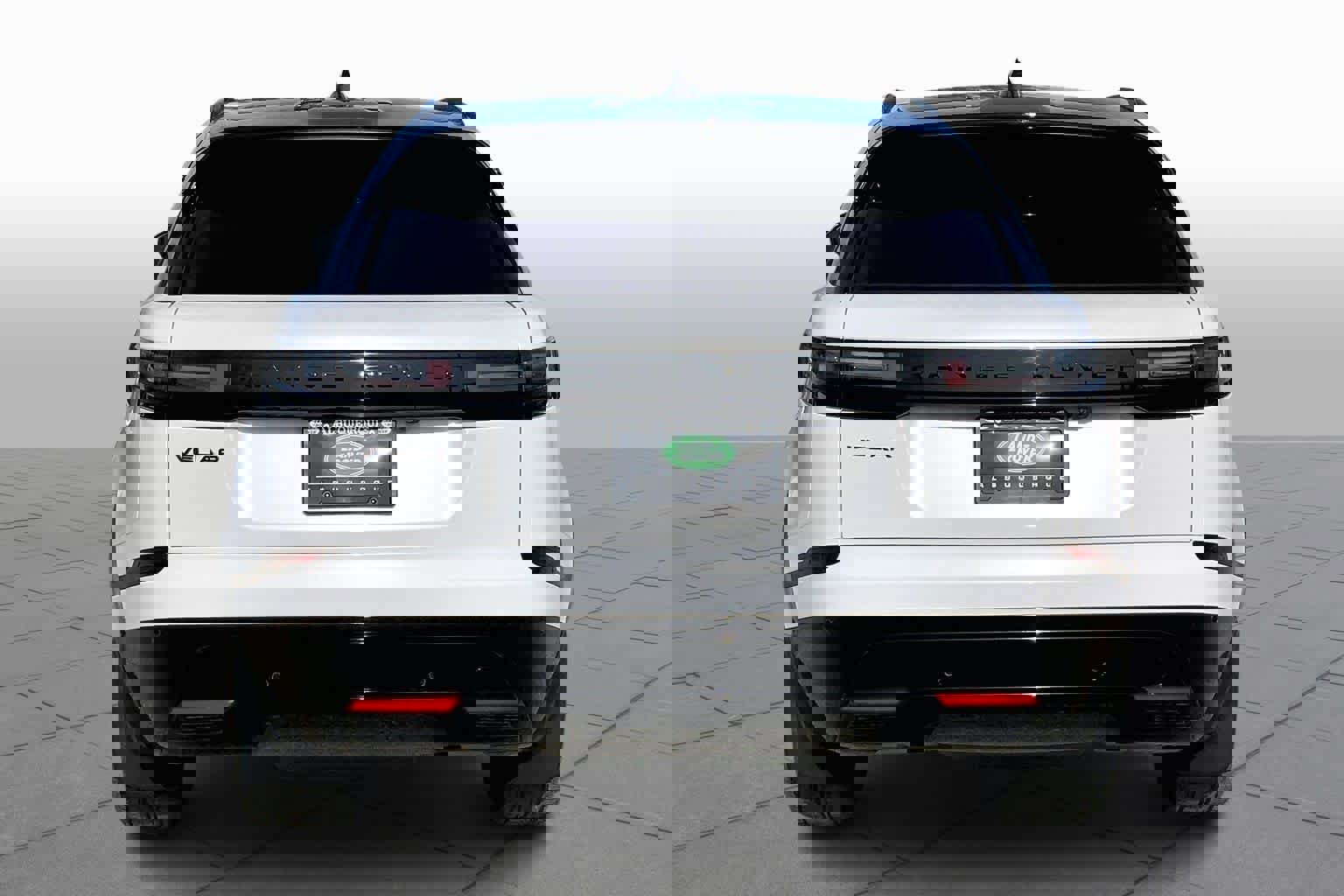 Used 2025 Land Rover Range Rover Velar Dynamic SE image 4