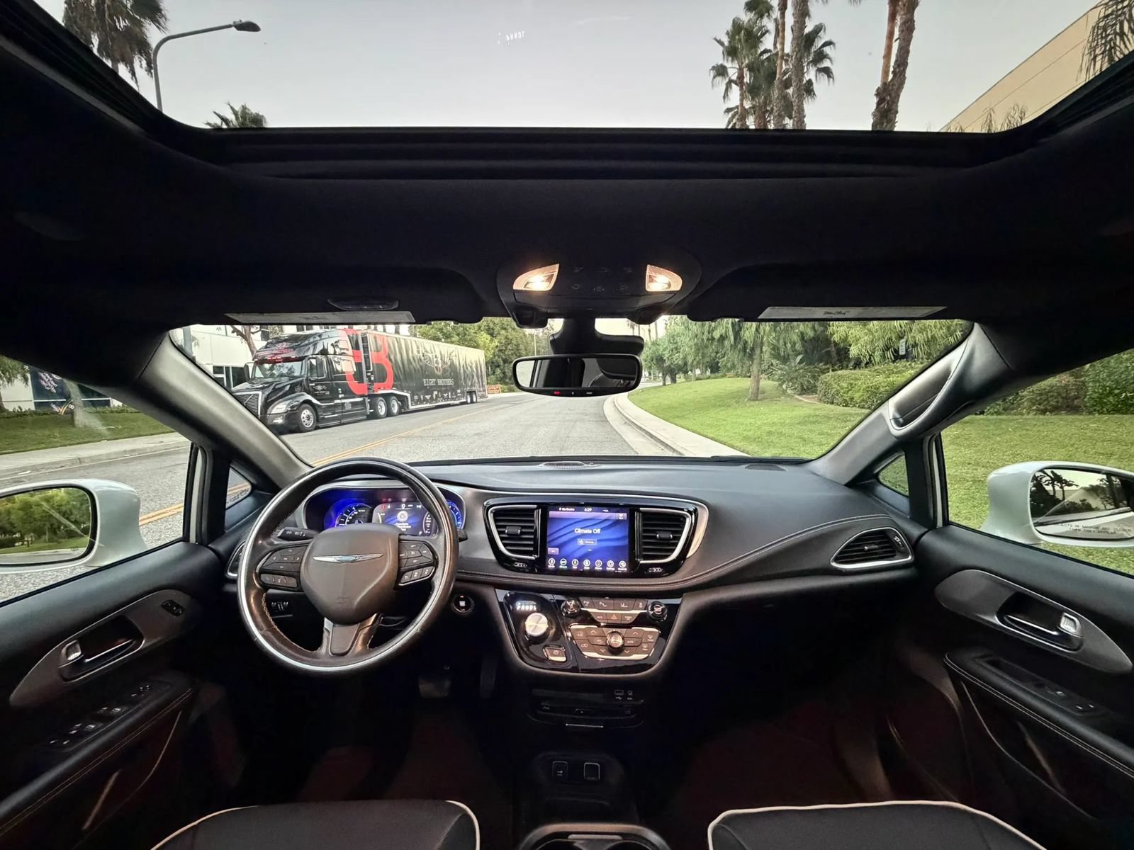 Used 2020 Chrysler Pacifica Limited w/ Advanced Safetytec Group FWD image 26