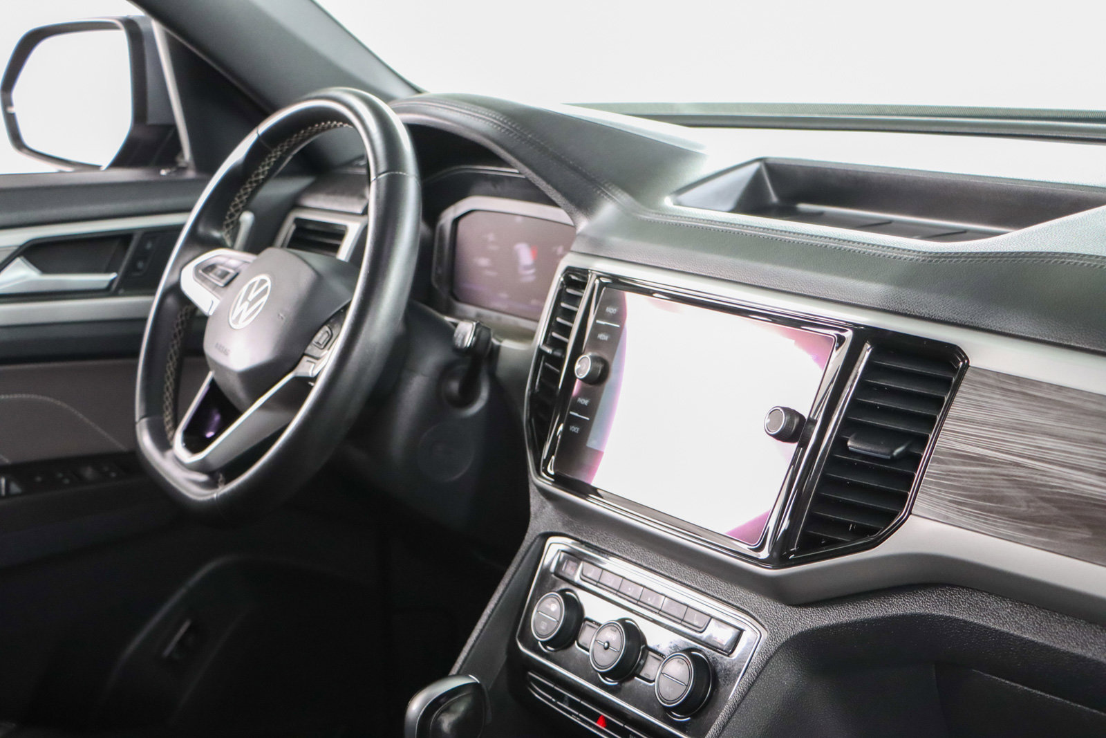 Used 2022 Volkswagen Atlas Cross Sport SE image 26