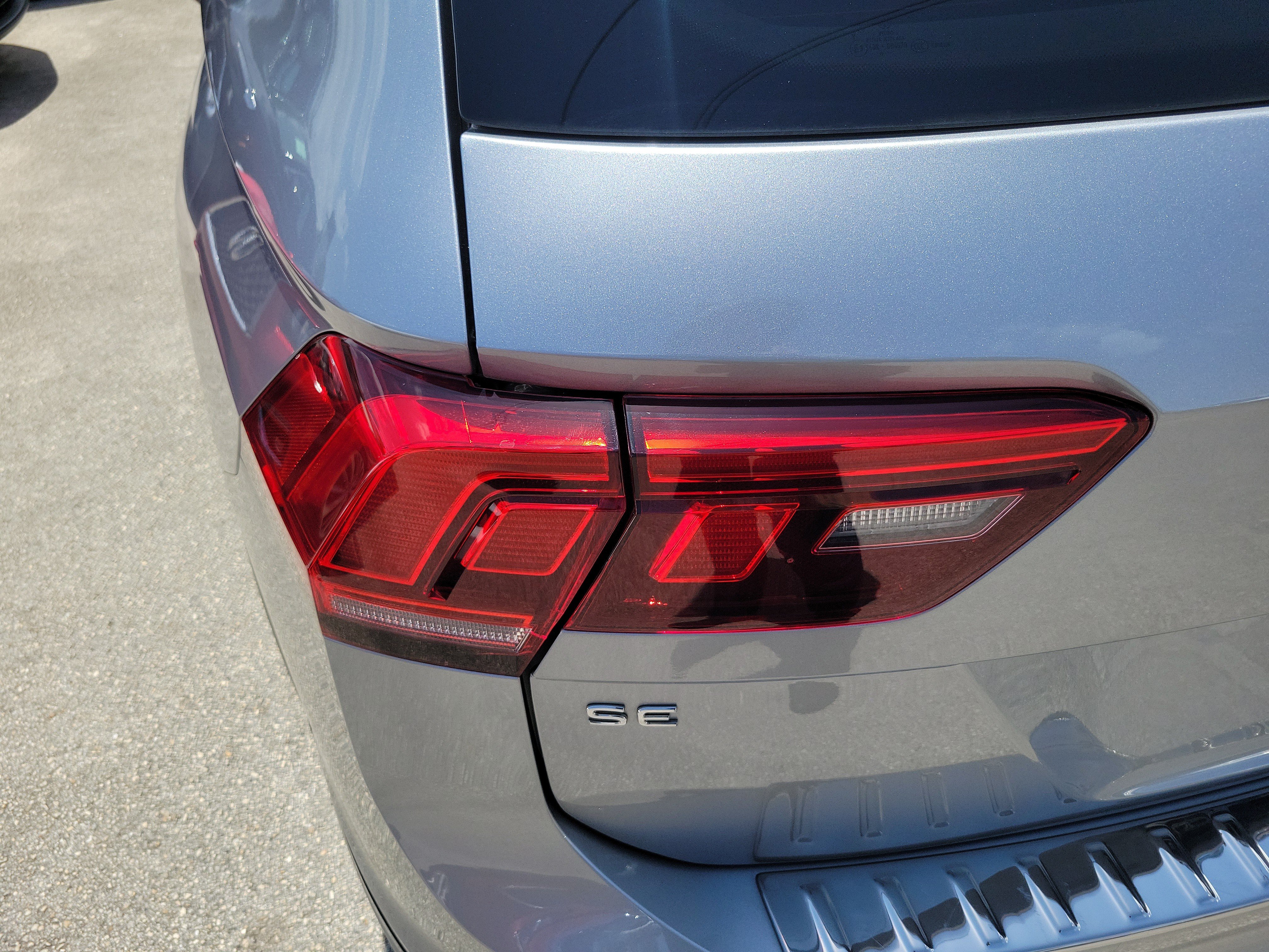 Used 2024 Volkswagen Tiguan SE R-Line AWD/4WD image 6