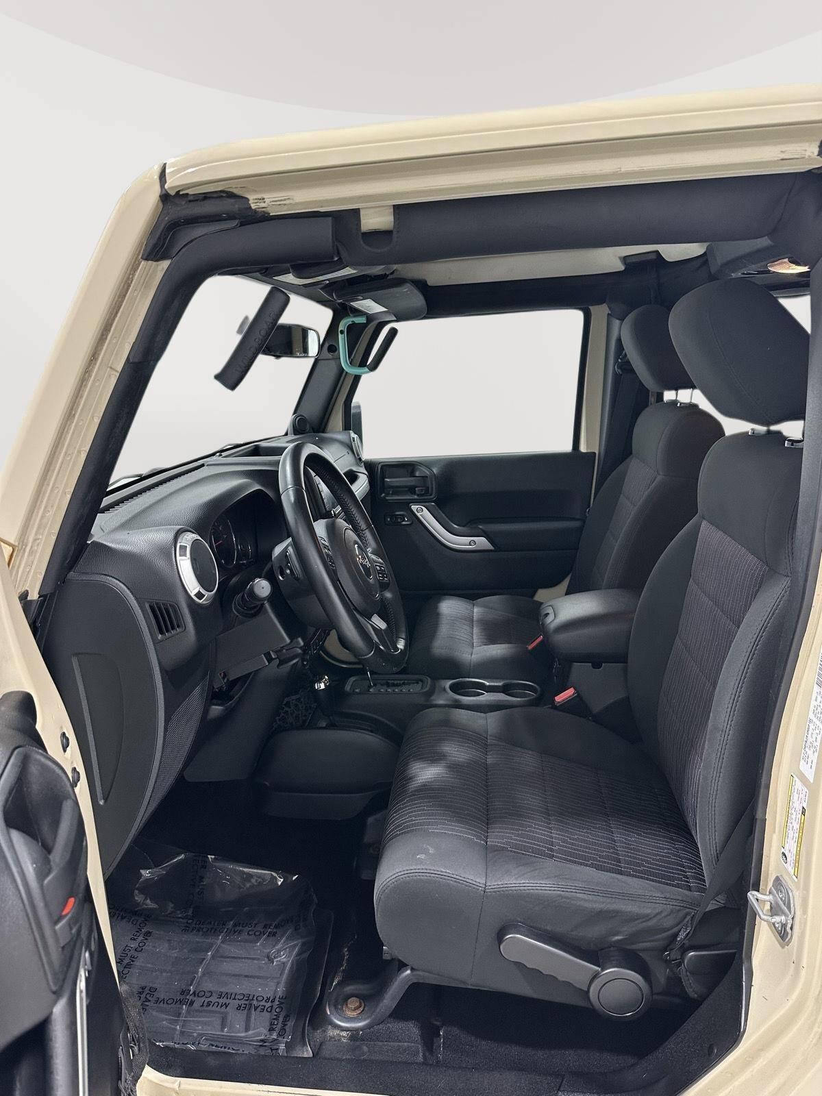 Used 2011 Jeep Wrangler Unlimited Sahara w/ Connectivity Group AWD/4WD image 9