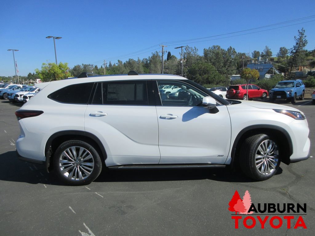 New 2026 Toyota Highlander Platinum image 2