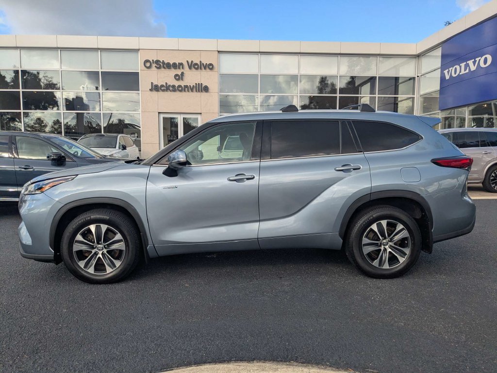 Used 2021 Toyota Highlander XLE AWD/4WD image 3