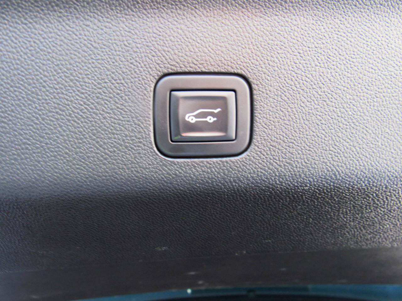Used 2025 GMC Yukon XL Denali AWD/4WD image 41
