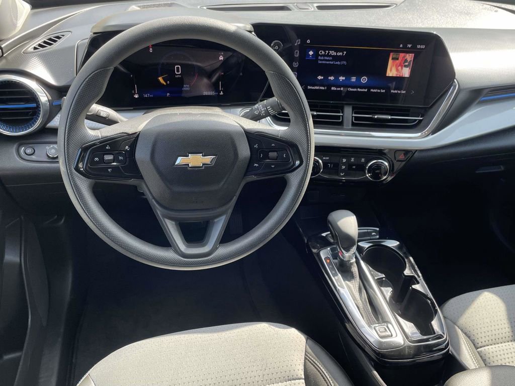 Used 2025 Chevrolet Trax LT image 9