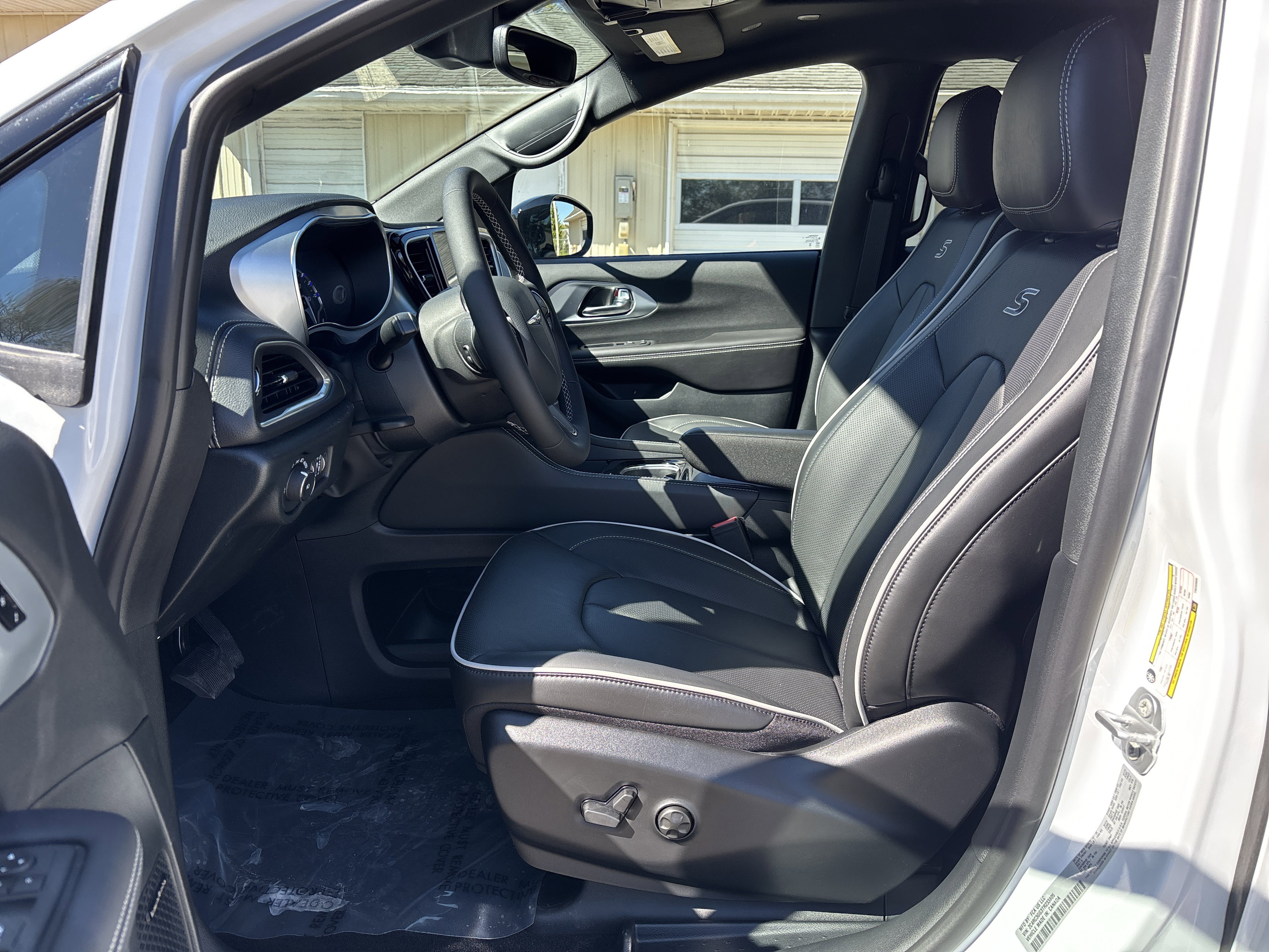 New 2026 Chrysler Pacifica Limited w/ Uconnect Theater Family Group AWD/4WD image 16