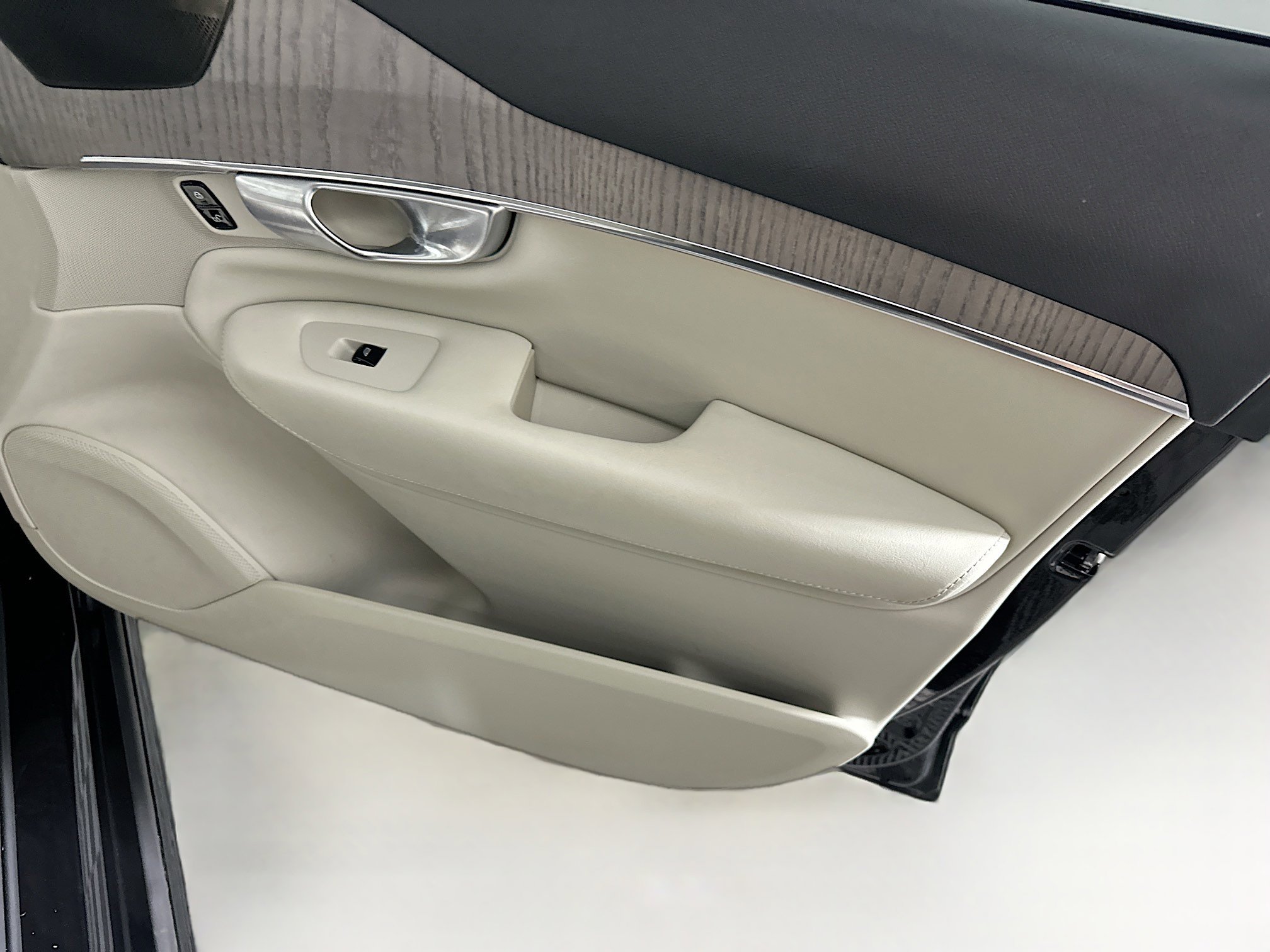 Used 2024 Volvo XC90 B6 Plus image 35