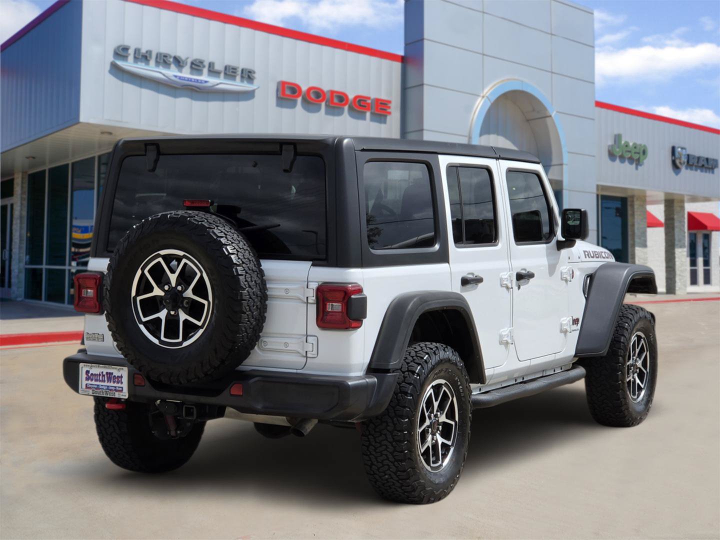 Used 2024 Jeep Wrangler Unlimited Rubicon w/ Convenience Group AWD/4WD image 5