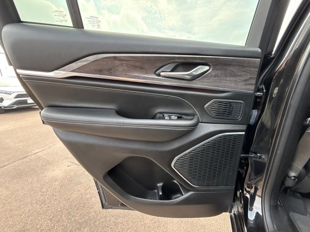 Used 2024 Jeep Grand Cherokee Overland AWD/4WD image 27