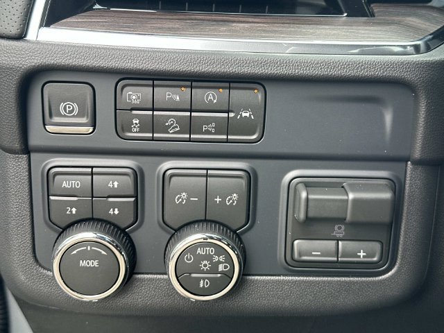New 2026 Chevrolet Suburban Premier AWD/4WD image 18