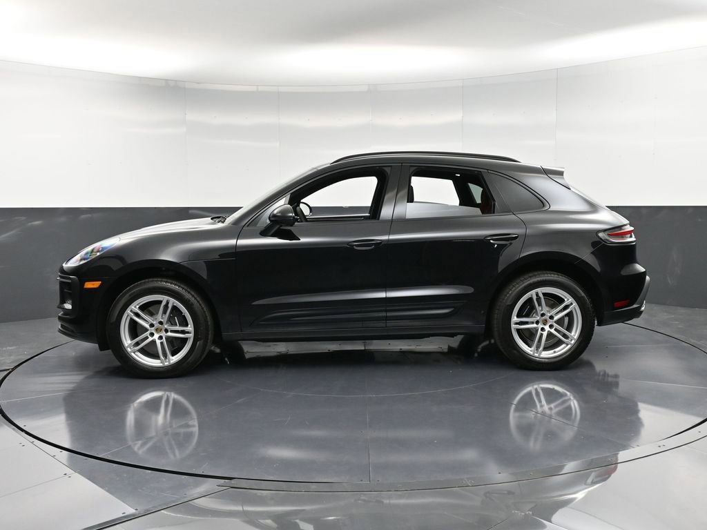 Certified 2025 Porsche Macan AWD/4WD image 2