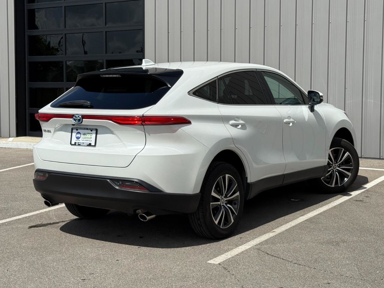 Used 2023 Toyota Venza LE AWD/4WD image 4