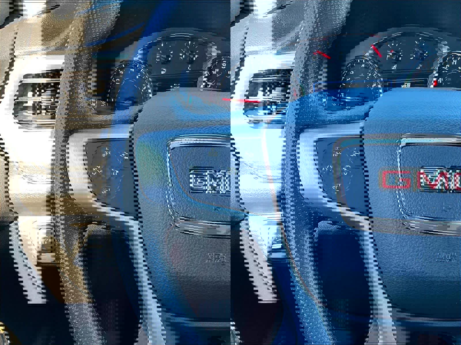 Used 2022 GMC Acadia SLE image 24