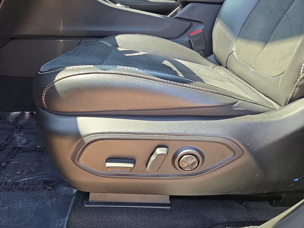 Used 2025 Jeep Grand Cherokee Altitude AWD/4WD image 24