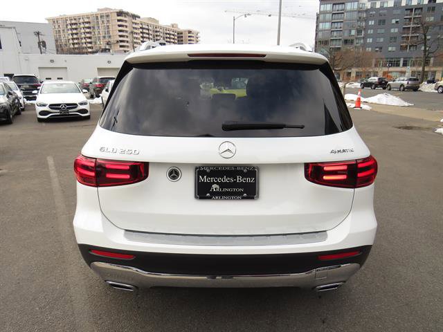Used 2025 Mercedes-Benz GLB 250 4MATIC image 3