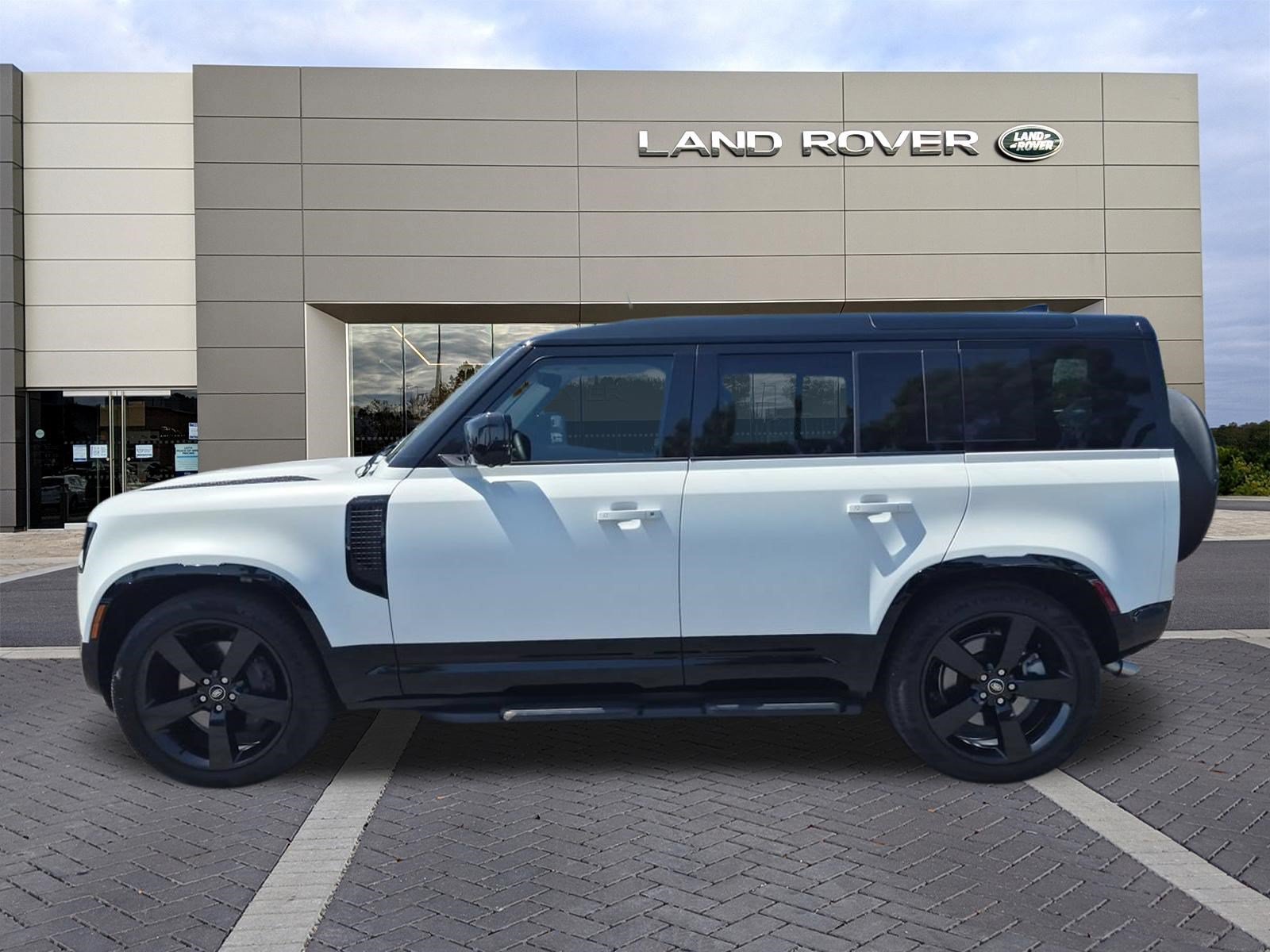 Certified 2025 Land Rover Defender 110 X-Dynamic SE AWD/4WD image 8
