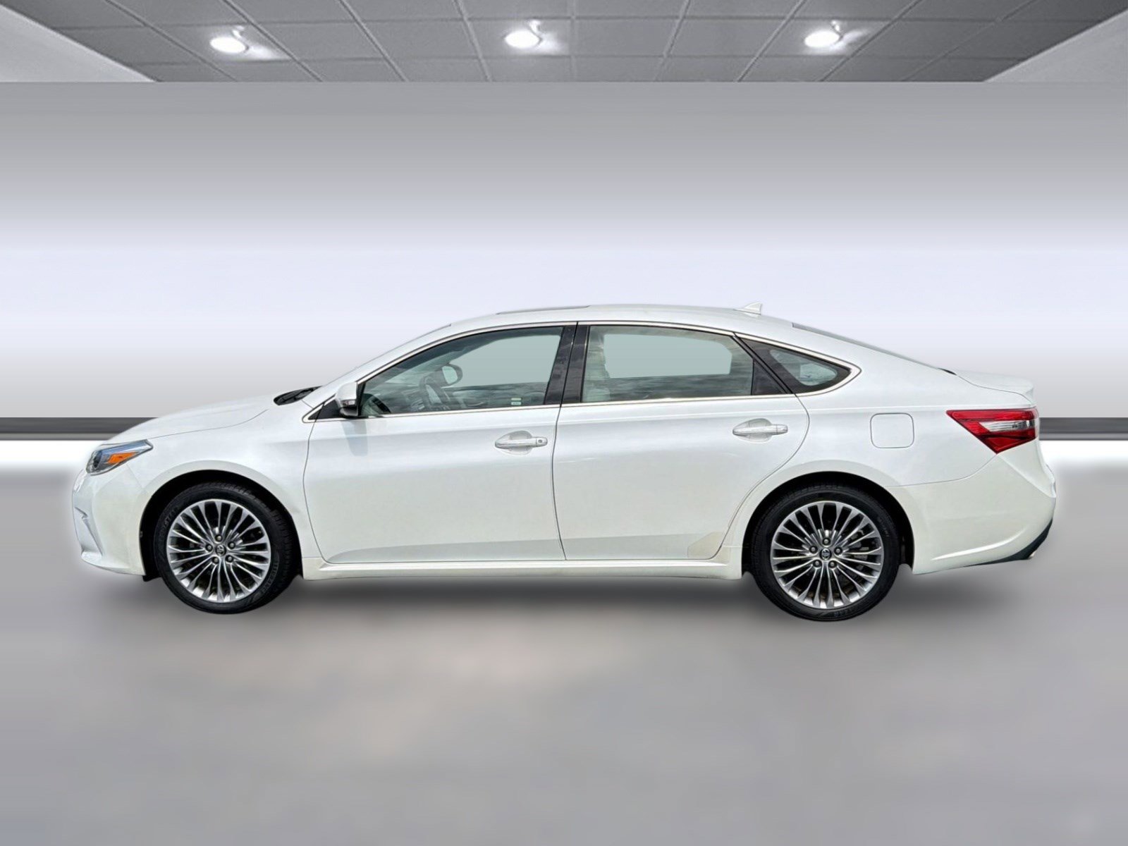 Used 2016 Toyota Avalon Limited FWD image 2