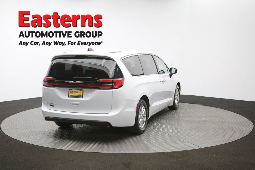 Used 2024 Chrysler Pacifica Touring-L image 38