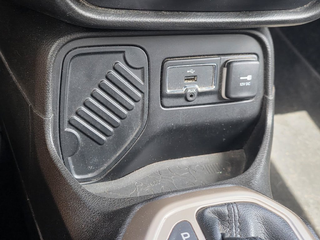 Used 2017 Jeep Renegade Latitude FWD image 15