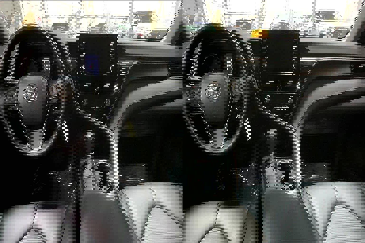 Used 2021 Toyota Camry SE w/ Cold Weather Package FWD image 16