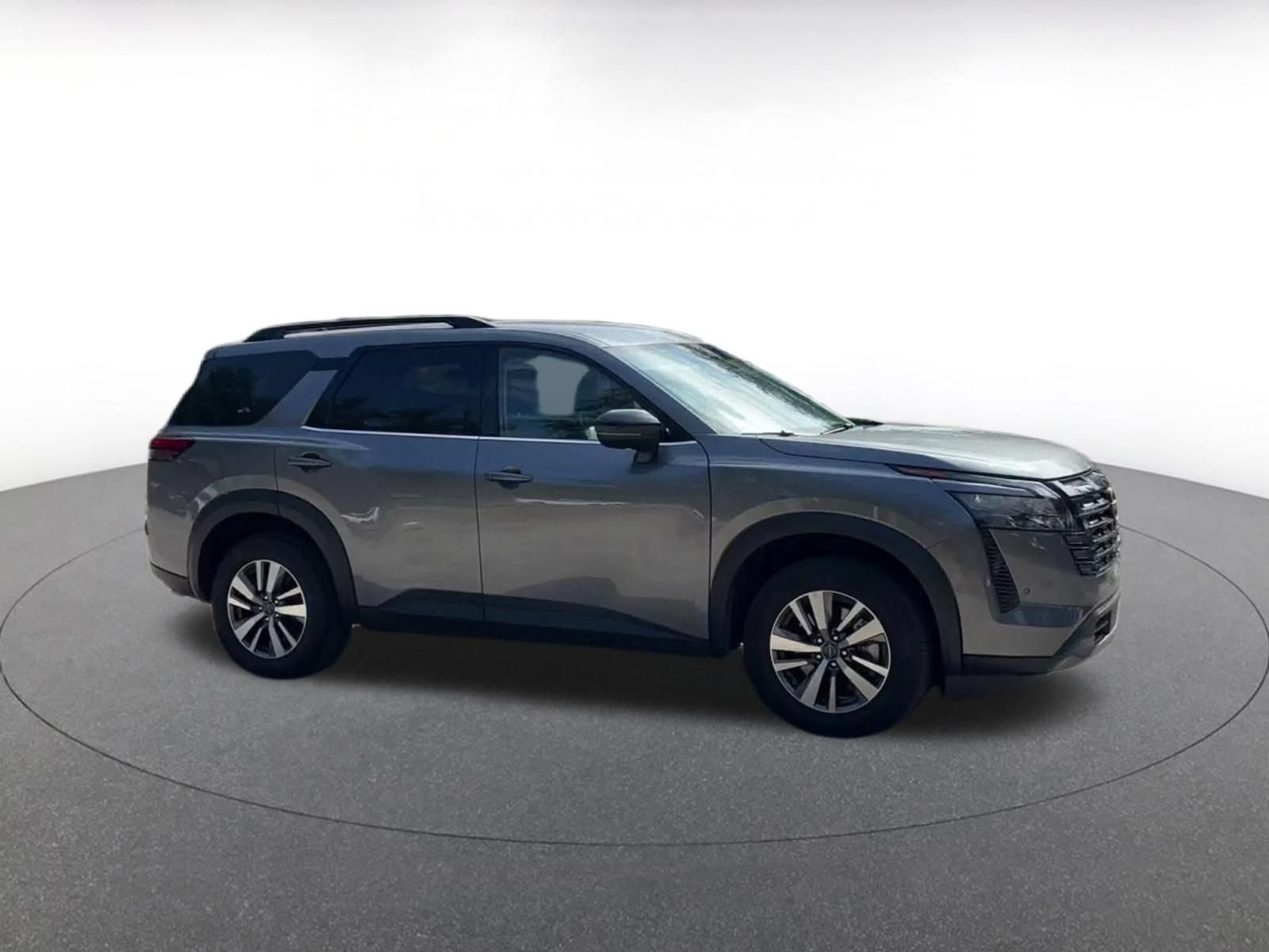 Used 2026 Nissan Pathfinder SL FWD image 2